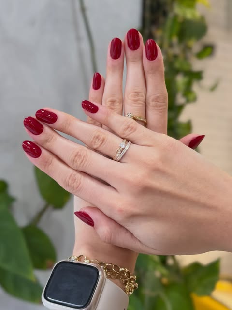 Unhas vermelhas feitas no salão