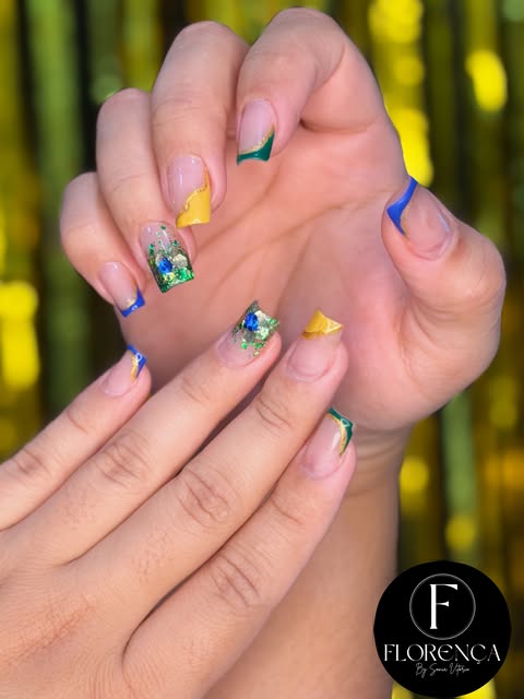 Nail art feita no salão